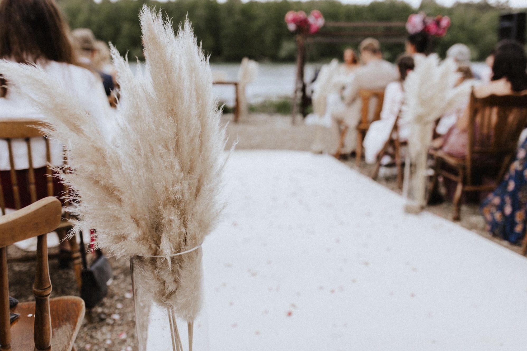 Pampasgras in einer Vase steht am Rand des Einzugsteppichs der Braut